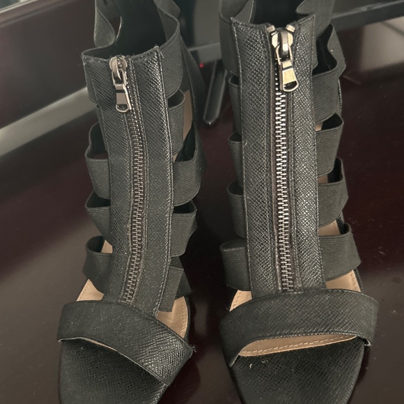 Black zippered up sandals - Picture 2 of 3